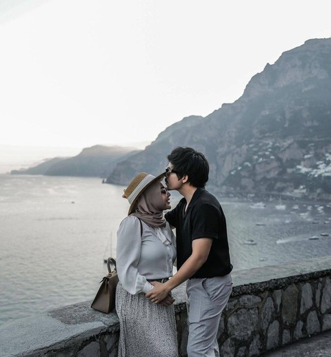 Atta Halilintar dan Aurel Hermansyah saat liburan ke Italia. Foto: Instagram/@attahalilintar