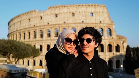 Atta Halilintar dan Aurel Hermansyah saat liburan ke Italia. Foto: Instagram/@attahalilintar