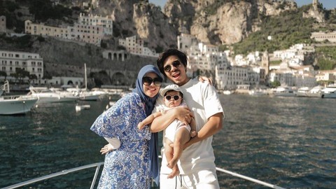 Atta Halilintar dan Aurel Hermansyah saat liburan ke Italia. Foto: Instagram/@attahalilintar