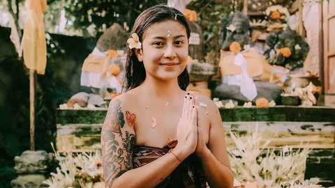 Awkarin jalani upacara melukat. Foto: Instagram/@narinkovilda