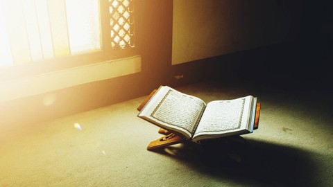 Ilustrasi Al-quran. Foto: Erick Fahrizal/Shutterstock