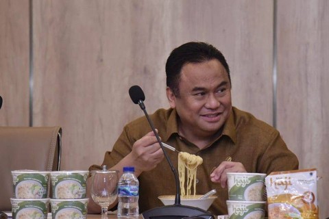 Wakil Ketua DPR RI Koordinasi Bidang Industri dan Pembangunan (Korinbang) Rachmat Gobel menyantap mi instan berbahan baku singkong, di Jakarta. Foto: DPR Korinbang/Antara
