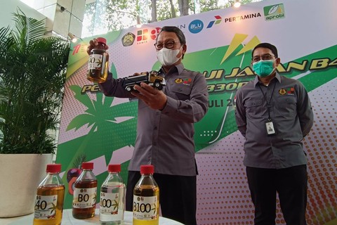 Menteri ESDM Arifin Tasrif melepas uji jalan B40 di Kantor Kementerian ESDM, Rabu (27/7/2022). Foto: Akbar Maulana/kumparan