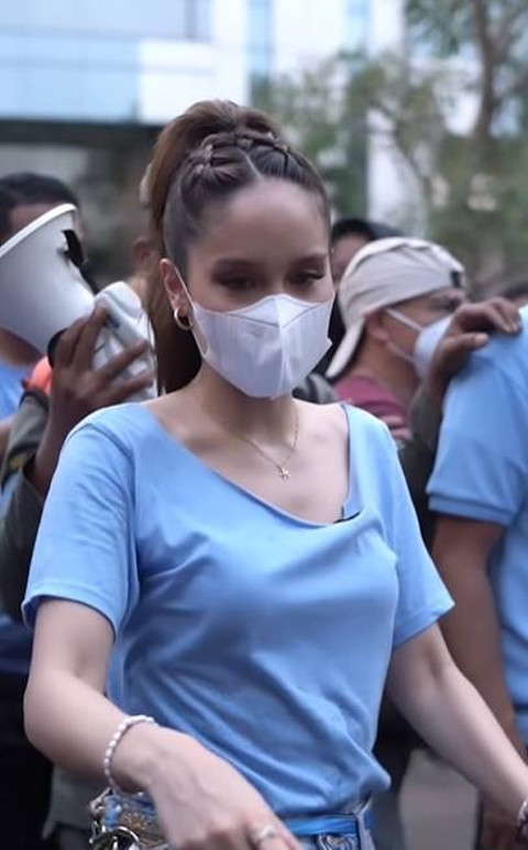 Tampilan Cinta Laura saat pungut sampah di Citayam Fashion Week. Foto: Instagram/@claurakiehl