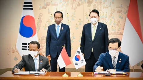 Presiden Indonesia Joko Widodo dan Presiden Korea Selatan Yoon Suk-yeol menyaksikan penandatanganan kerja sama kementerian terkait masing-masing negara, di Kantor Kepresidenan di Seoul, Korea Selatan, Kamis (28/7/2022). Foto: Laily Rachev/Biro Pers Sekretariat Presiden