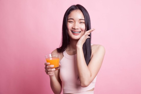 Ilustrasi perempuan minum jus. Foto: Halfbottle/Shutterstock