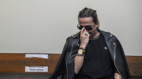Terdakwa kasus dugaan penyebaran berita bohong Bahar Bin Smith menunggu sidang lanjutan dengan agenda pembacaan tuntutan di Pengadilan Negeri Bandung, Jawa Barat, Kamis (28/7/2022). Foto: Raisan Al Farisi/ANTARA FOTO