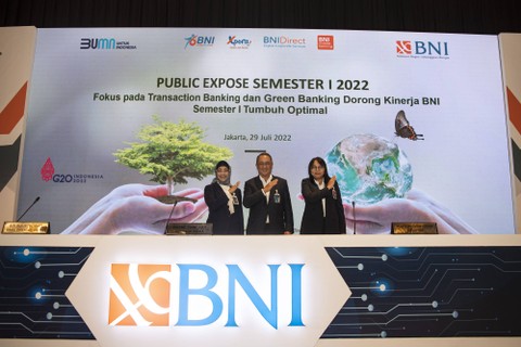 Direktur Utama BNI Royke Tumilaar (tengah) didampingi Wakil Direktur Utama BNI Adi Sulistyowati (kiri) dan Direktur Keuangan BNI Novita Widya Anggraini melakukan sesi foto disela pemaparan kinerja BNI Semester I 2022 di Jakarta, Jumat (29/7). Foto: ANTARA FOTO/Sigid Kurniawan