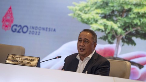 Direktur Utama BNI Royke Tumilaar memaparkan kinerja BNI Semester I 2022 di Jakarta, Jumat (29/7/2022). Foto: ANTARA FOTO/Sigid Kurniawan