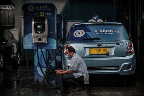 Pengemudi taksi Bluebird sedang menunggu saat mengisi daya untuk taksi listriknya di tempat pengisian daya baterai di Blue Bird Group, Mampang, Jakarta Selatan, Rabu (13/7/2022). Foto: Jamal Ramadhan/kumparan
