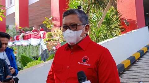Hasto Kristiyanto saat bersama iring-iringan Kader PDIP yang akan daftar ke KPU, Senin (1/8/2022). Foto: Aprilandika Pratama/kumparan