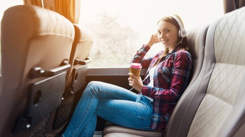 Ilustrasi penumpang bus yang sedang mendengarkan lagu Foto: VGstockstudio/Shutterstock