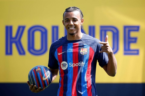 Jules Kounde Dipaksa Copot Kalung di Tengah Pertandingan, Bagaimana Aturannya? (2)