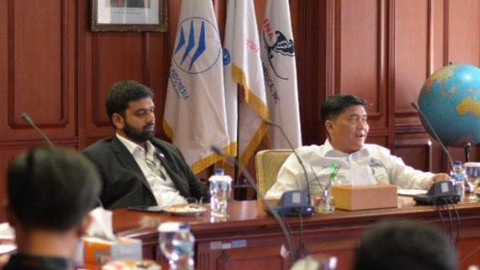 Direktur Utama PT Dirgantara Indonesia Gita Amperiawan (kanan) dan Chairman Unity Resources Group Gaurav Srivastava (kiri) berdiskusi mengenai langkah selanjutnya dari kerja sama kedua perusahaan di fasilitas PT DI di Bandung, Sabtu (23/7/2022). Foto: Humas Unity Resources Group