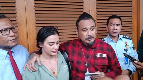 Jerinx didampingi Nora setelah bebas dari Lapas Kerobokan Kelas IIA Denpasar, Bali, Selasa (2/8/2022). Foto: Denita BR Matondang/kumparan