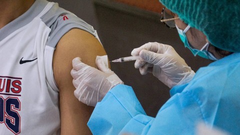 Vaksinasi COVID-19 booster kedua untuk Nakes di Gelanggang Remaja Pulogadung, Jakarta Timur, Selasa (2/8/2022). Foto: Iqbal Firdaus/kumparan