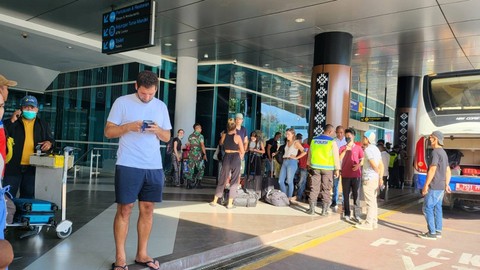 Wisatawan yang tiba di Bandara Komodo langsung mendapat pengawalan aparat, Selasa (2/8/2022). Foto: Badan Otorita Pelaksana Labuan Bajo Flores (BOPLBF)