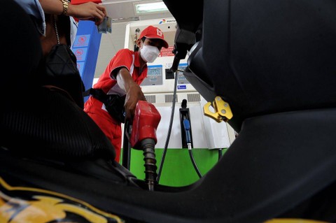 Petugas SPBU Pertamina mengisikan BBM Non-subsidi Pertamax Turbo ke sebuah motor Foto: Pertamina