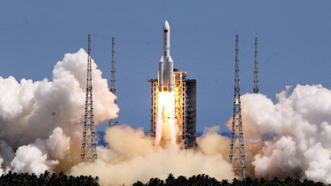 Roket Long March-5B Y3, membawa modul lab Wentian untuk stasiun luar angkasa China yang sedang dibangun, lepas landas dari Situs Peluncuran Pesawat Luar Angkasa Wenchang di provinsi Hainan, China 24 Juli 2022. Foto:  China Daily via REUTERS