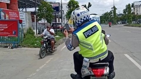 Polisi saat melakukan penilangan Etle Mobile berbasis ponsel, Selasa (2/8/2022). Foto: Polda Sumut