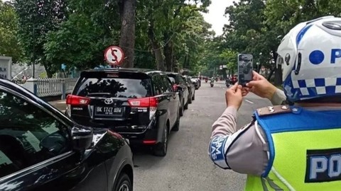 Polisi saat melakukan penilangan Etle Mobile berbasis ponsel, Selasa (2/8/2022). Foto: Polda Sumut