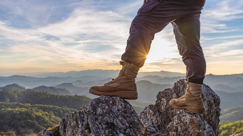 Ilustrasi sepatu untuk mendaki gunung. Foto: HTWE/Shutterstock