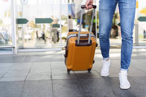 Ilustrasi sepatu buat traveling. Foto: Olena Yakobchuk/Shutterstock