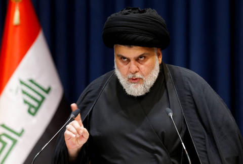 Ulama Syiah di Irak, Muqtada al-Sadr, menyampaikan pidato yang disiarkan televisi di Najaf, Irak , Rabu (3/8/2022). Foto: Alaa Al-Marjani/REUTERS