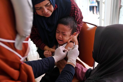 Petugas menyuntikkan vaksin campak rubella kepada seorang anak dalam Bulan Imuniasi Anak Nasional (BIAN) di Ruang Publik Terpadu Ramah Anak (RPTRA) III Tanah Abang, Jakarta, Kamis (4/8/2022). Foto: Aditya Pradana Putra/ANTARA FOTO
