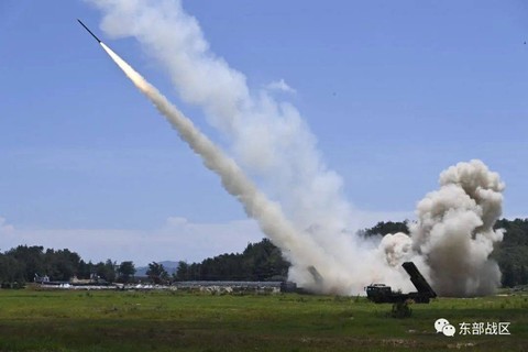 Angkatan Darat di bawah Komando Teater Timur Tentara Pembebasan Rakyat China (PLA) melakukan latihan tembakan langsung jarak jauh ke Selat Taiwan, dari lokasi yang dirahasiakan dalam selebaran ini yang dirilis pada 4 Agustus 2022. Foto: Komando Teater Timur/Handout via REUTERS