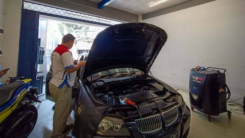 Suasana servis AC mobil di Bengkel AC Mobil Premium 99, Depok. Foto: Rizki Fajar Novanto/kumparan