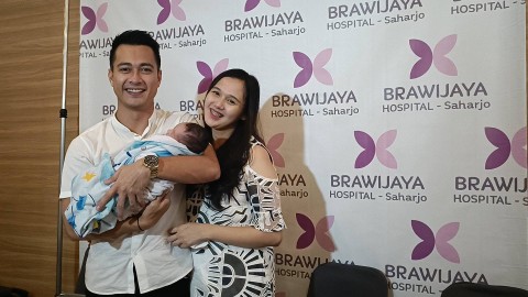 Eza Gionino dan Meiza Aulia dalam konferensi pers kelahiran buah hatinya yang ketiga Akshay Gionino, RS Brawijaya Saharjo, Minggu (7/8/2022). Foto: Giovanni/kumparan