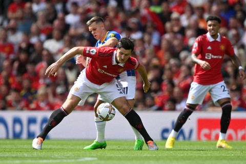 Pemain Manchester United Harry Maguire berebut bola dengan pemain Brighton & Hove Albion pada pertandingan Liga Inggris di Old Trafford, Manchester, Inggris. Foto: Toby Melville/REUTERS