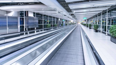 Ilustrasi Travelator di bandara. Foto: Sergii Chernov/Shutterstock