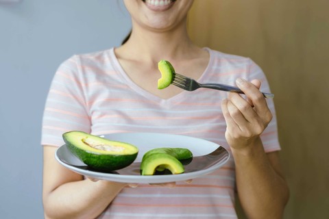 Ibu makan alpukat. Foto: hugo_34/Shutterstock