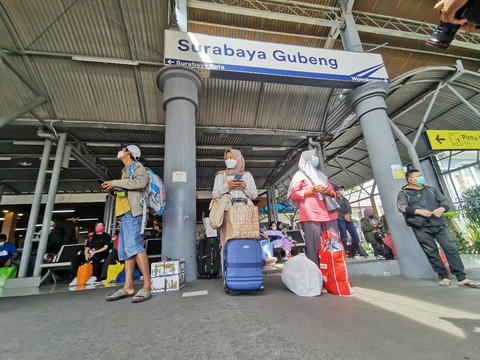 Penumpang kereta api di stasiun Surabaya. Foto: Dok. KAI