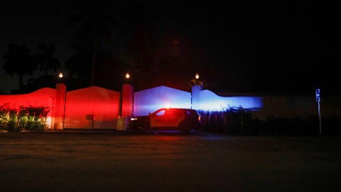 Sebuah kendaraan polisi Palm Beach diparkir di luar rumah mantan Presiden AS Donald Trump di Mar-a-Lago setelah dia mengatakan bahwa agen FBI menggerebeknya, di Palm Beach, Florida, AS, Senin (8/8/2022). Foto: Marco Bello/REUTERS