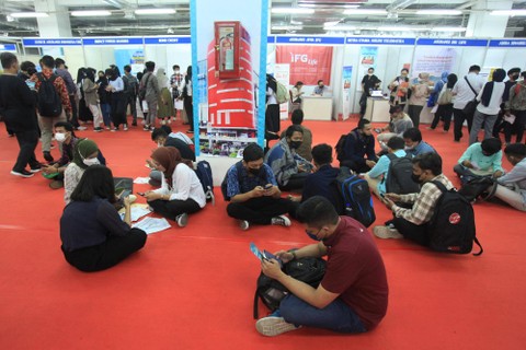 Sejumlah pencari kerja mencari informasi pekerjaan pada acara "Jakarta Job Fair" di Thamrin City, Jakarta, Selasa (9/8/2022). Foto: Reno Esnir/Antara Foto