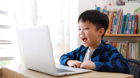 Ilustrasi anak melakukan video call. Foto: TY Lim/Shutterstock