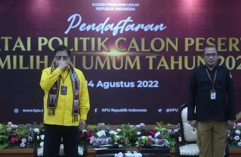 Ketua Umum Partai Golkar Airlangga Hartarto (kiri) bersama Ketua Komisi Pemilihan Umum (KPU) Hasyim Asy'ari (kanan) saat penterahan berkas pendaftaran partai politik calon peserta Pemilu 2024 di gedung KPU, Jakarta, Rabu (10/8/2022). Foto: Akbar Nugroho Gumay/Antara Foto