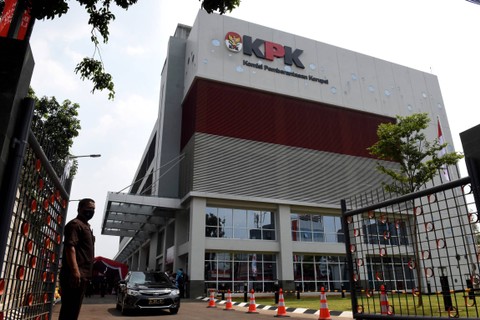 Petugas berjaga di depan Rumah Penyimpanan Benda Sitaan dan Barang Rampasan (Rupbasan) KPK yang baru diresmikan di Jalan Dewi Sartika, Cawang, Kramat Jati, Jakarta Timur, Rabu (10/8/2022). Foto: Indrianto Eko Suwarso/ANTARA FOTO