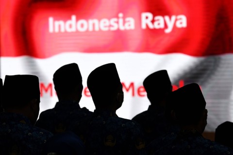 Sejumlah atlet berprestasi menyanyikan lagu Indonesia Raya saat upacara pengangkatan mereka sebagai Pegawai Negeri Sipil (PNS) di Kemenpora, Jakarta, Rabu (10/8/2022). Foto: Aditya Pradana Putra/Antara Foto
