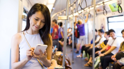 Ilustrasi perempuan membaca buku. Foto: leungchopan/Shutterstock