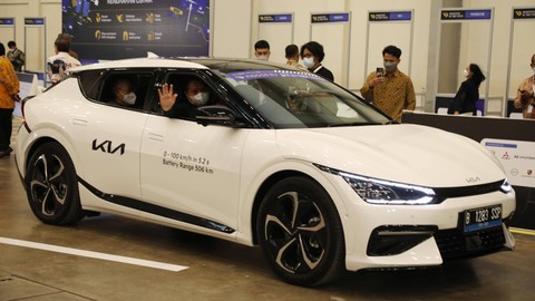 Mobil listrik produksi KIA pada pameran otomotif Gaikindo Indonesia International Auto Show (GIIAS) di BSD, Tangerang. Foto: Aditia Noviansyah/kumparan