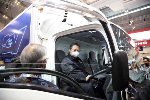 Menteri Koordinator Bidang Perekonomian, Airlangga Hartarto  menaiki truk listrik produk dari ISUZU usai membuka pameran otomotif Gaikindo Indonesia International Auto Show (GIIAS) di ICE BSD, Tangerang, Kamis (11/8). Foto: Aditia Noviansyah/kumparan