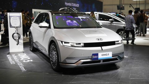 Pengunjung melihat mobil Hyundai Ioniq 5 pada ajang pameran GIIAS 2022 di ICE BSD, Tangerang, Kamis (11/8). Foto: Aditia Noviansyah/kumparan