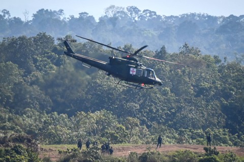 Tenda Pengungsi di Cianjur Tersapu Angin saat Helikopter Lempar Bantuan (1)
