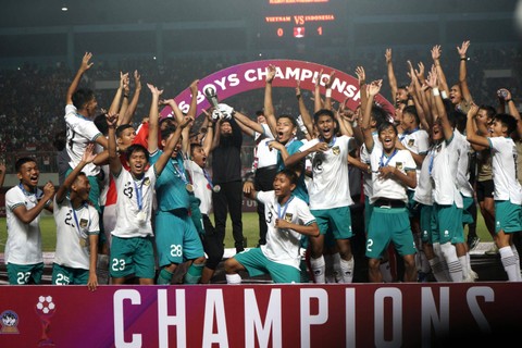 Pemain Timnas Indonesia U-16 merayakan kemenangan seusai mengalahkan Timnas Vietnam U-16 saat laga final AFF U-16 2022 di Stadion Maguwoharjo, Depok, Sleman, D.I Yogyakarta, Jumat (12/8/2022).  Foto: Andreas Fitri Atmoko/ANTARA FOTO