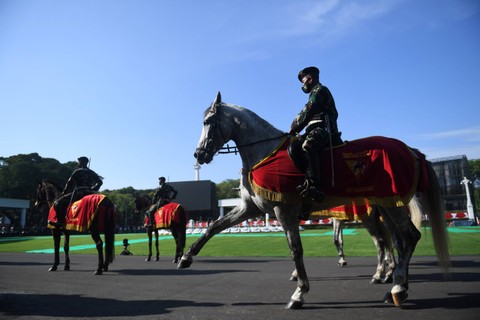 Prajurit TNI menunggangi kuda saat mengikuti gladi kotor upacara peringatan HUT ke-77 RI di halaman Istana Merdeka, Jakarta, Sabtu (13/8/2022). Foto: Akbar Nugroho Gumay/ANTARA FOTO
