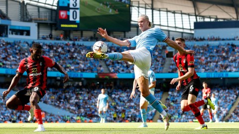 Erling Braut Haaland dari Manchester City beraksi pada pertandingan Liga Premier antara Manchester City melawan AFC Bournemouth di Stadion Etihad, Manchester, Inggris, 13 Agustus 2022. Foto: Craig Brough/REUTERS